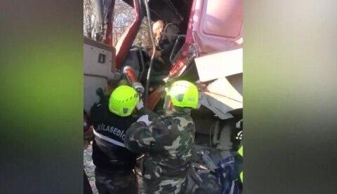 İki yük maşını toqquşdu: Sürücülər belə xilas edildi -