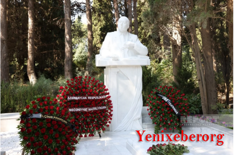 Xalq yazıçısı Elçinin qəbirüstü abidəsinin açılışı olub