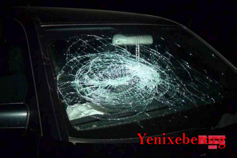 Bakıda maşın ağaca çırpılıb, sürücü xəsarət alıb